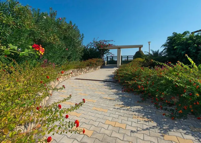 Willa Theretra Kiotari *